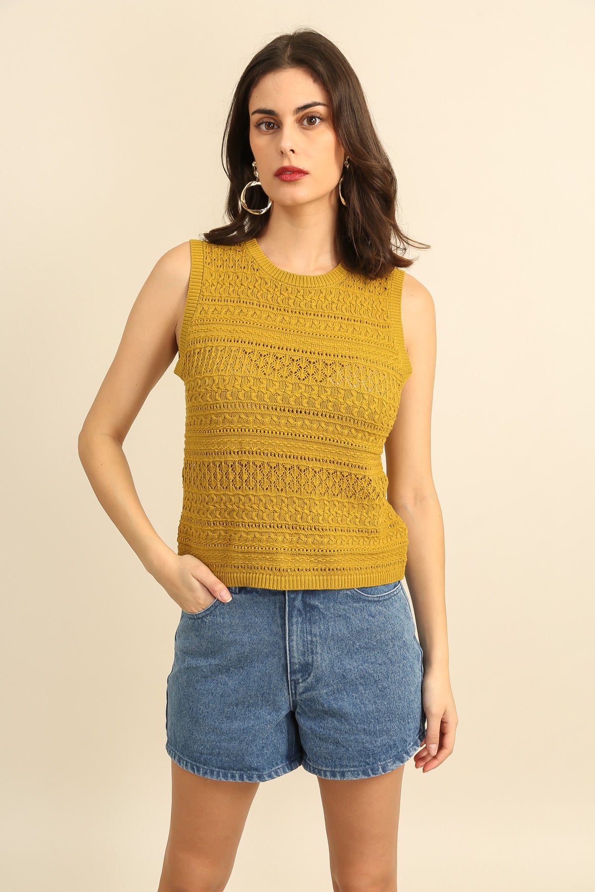 A1585 Camiseta sin mangas de punto calado con cuello redondo