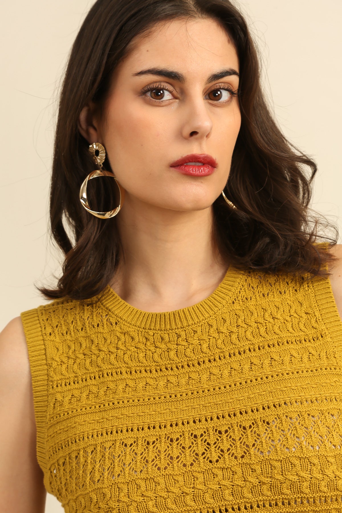 A1585 Open-Knit Sleeveless Round Neck Tank Top