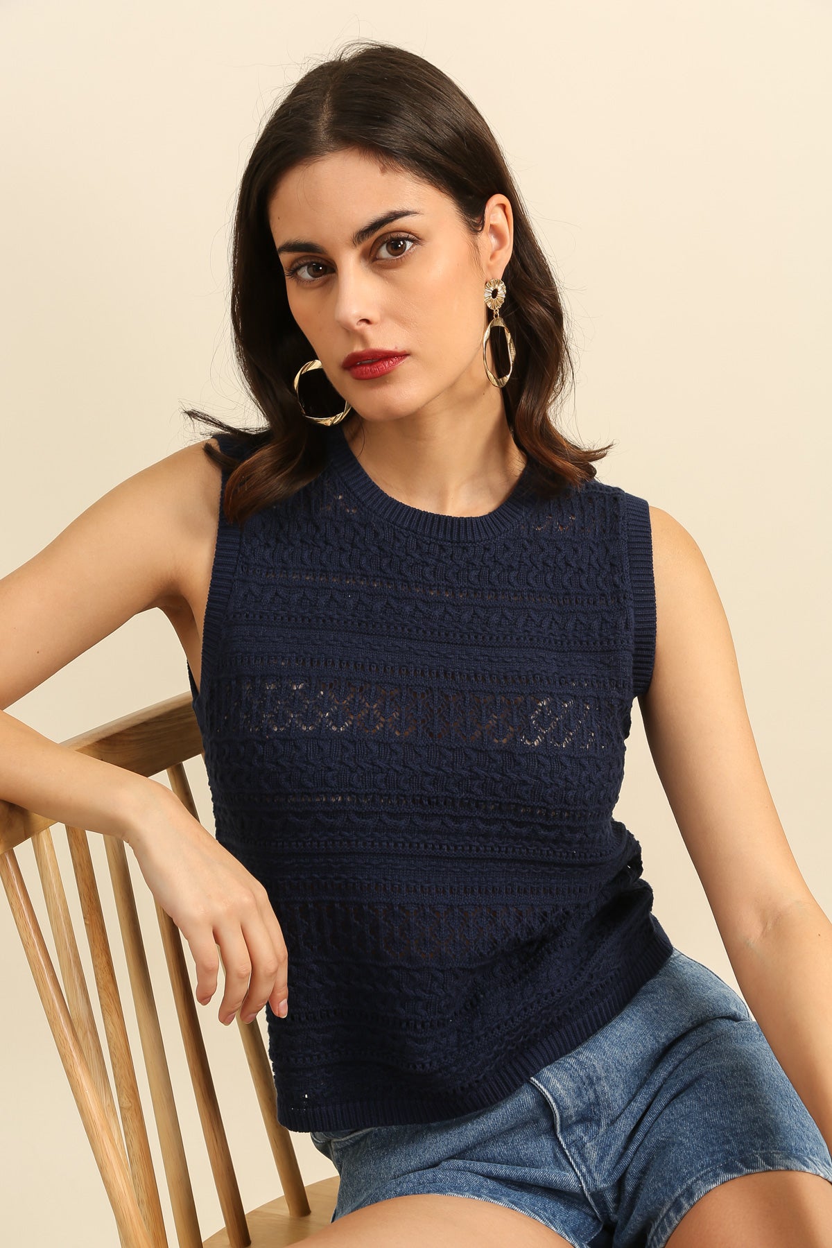 A1585 Camiseta sin mangas de punto calado con cuello redondo