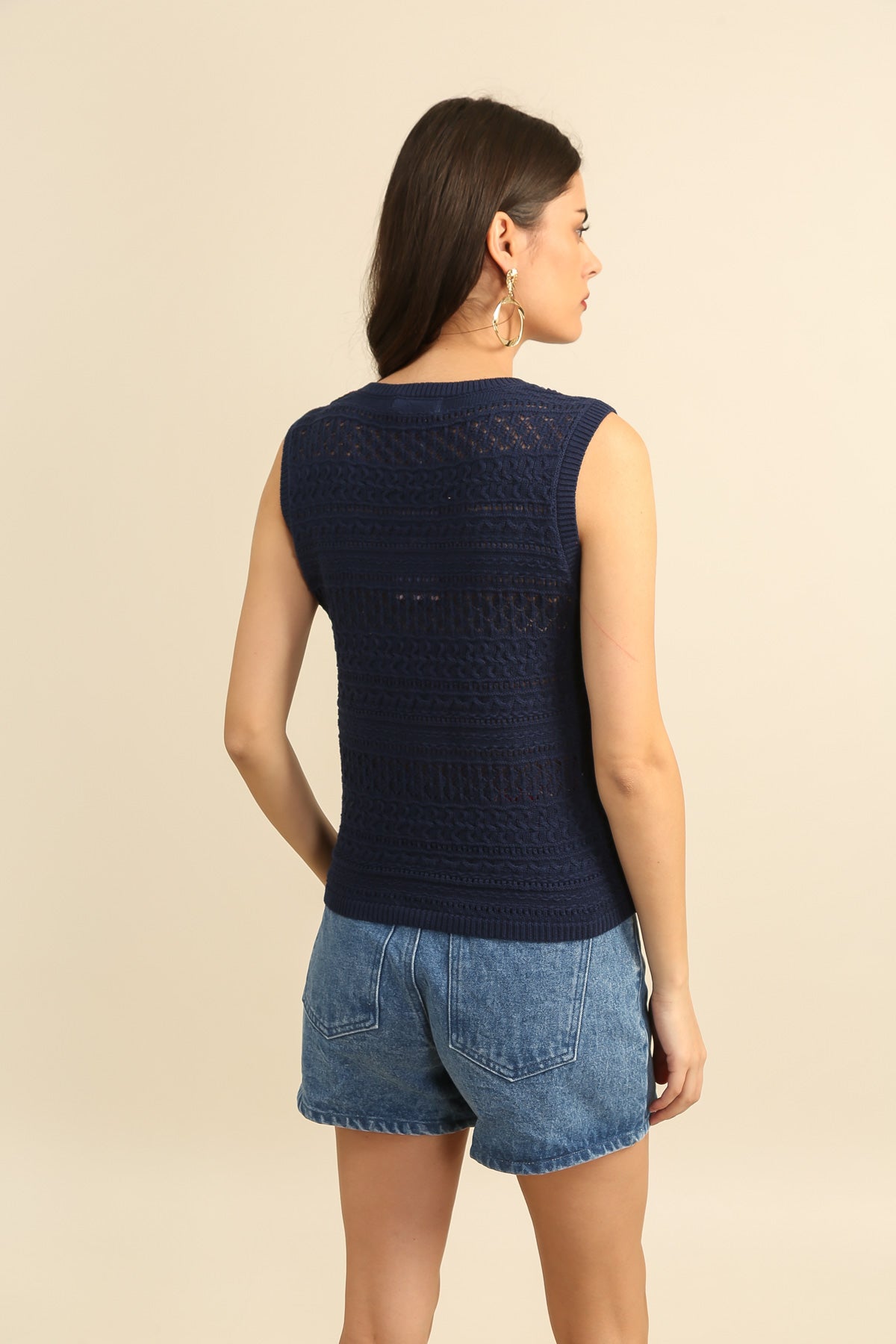 A1585 Open-Knit Sleeveless Round Neck Tank Top