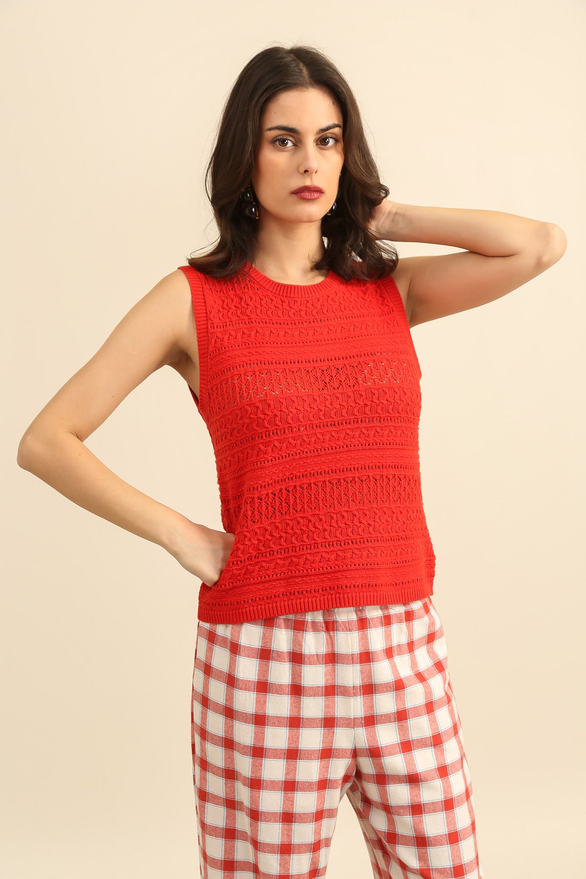 A1585 Camiseta sin mangas de punto calado con cuello redondo