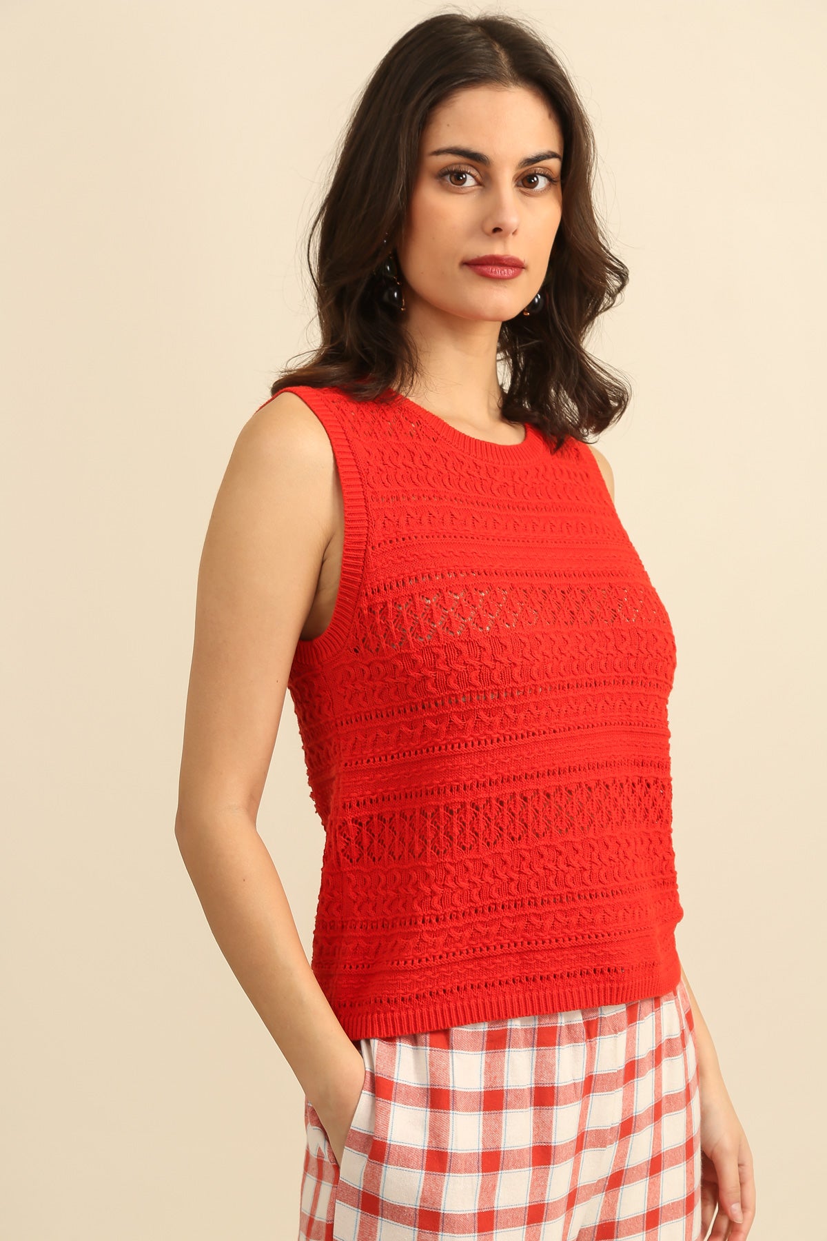 A1585 Camiseta sin mangas de punto calado con cuello redondo