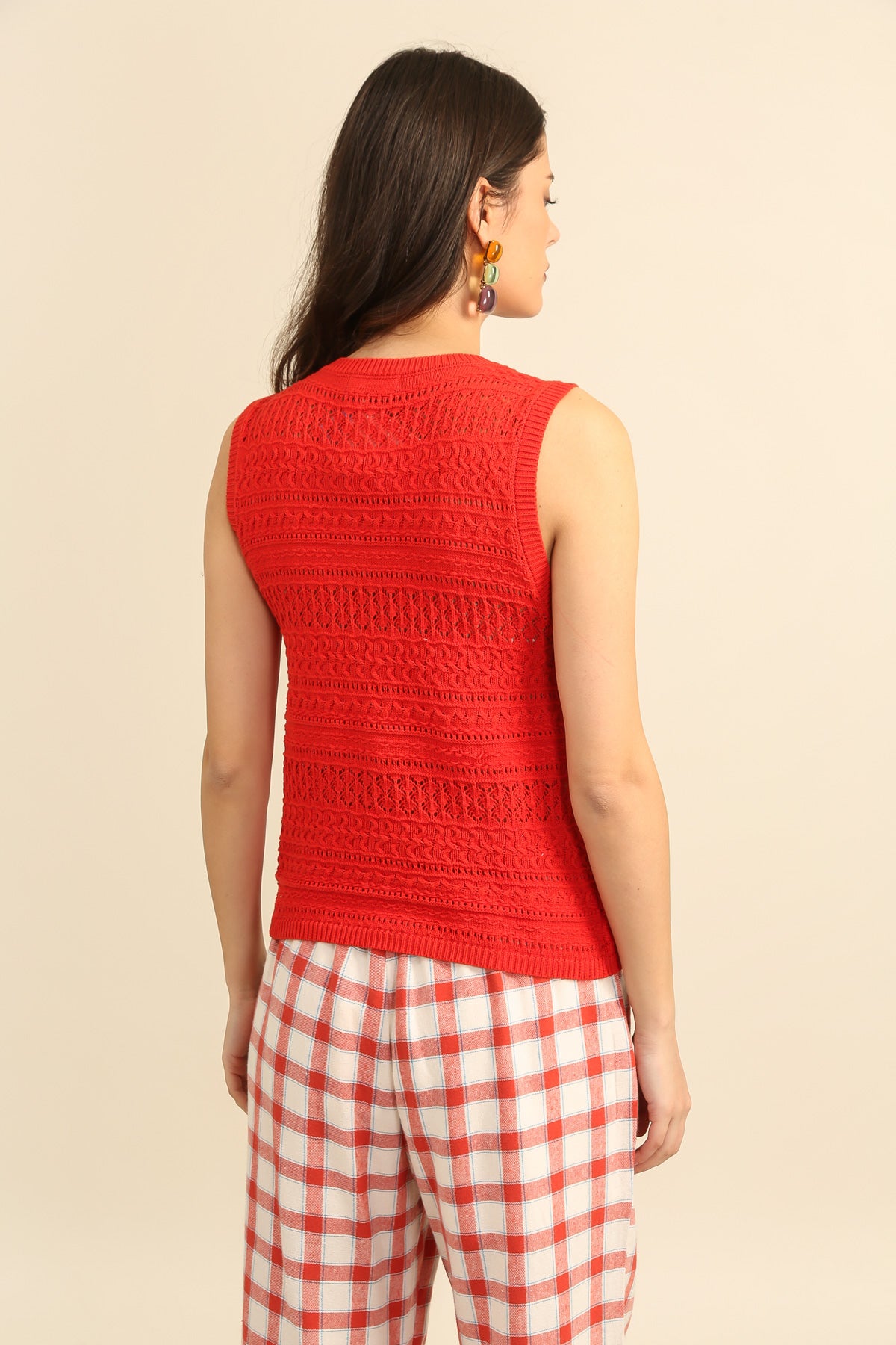 A1585 Camiseta sin mangas de punto calado con cuello redondo