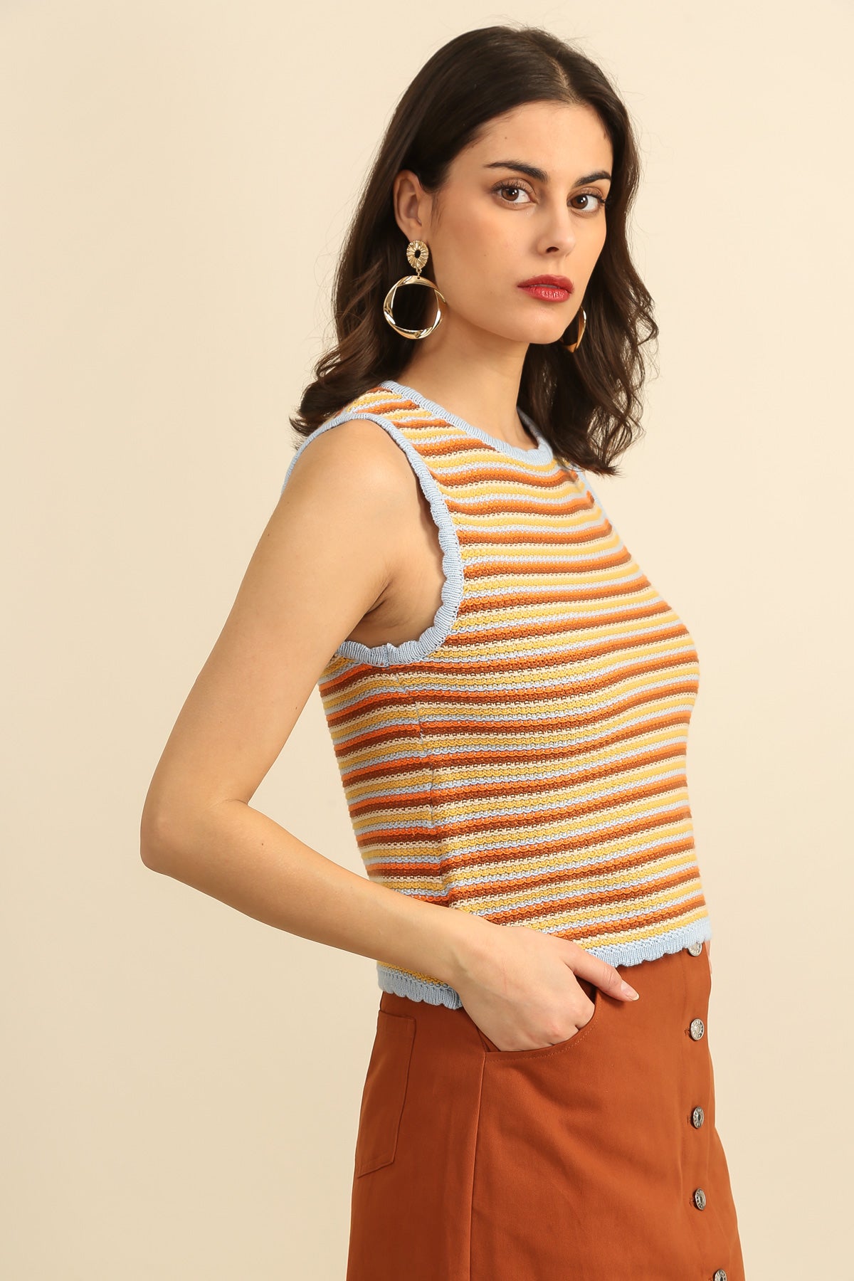 A1593 Top sin mangas de punto a rayas multicolor