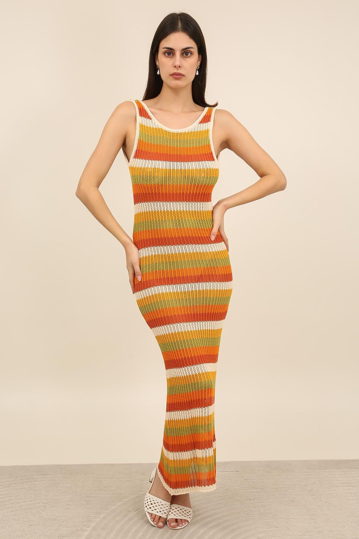 A1598 Vestido Largo de Punto Rayado con Espalda Descubierta