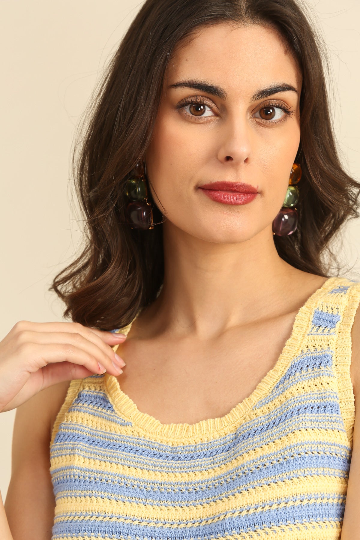 A1600 Vestido corto de punto a rayas multicolor sin mangas