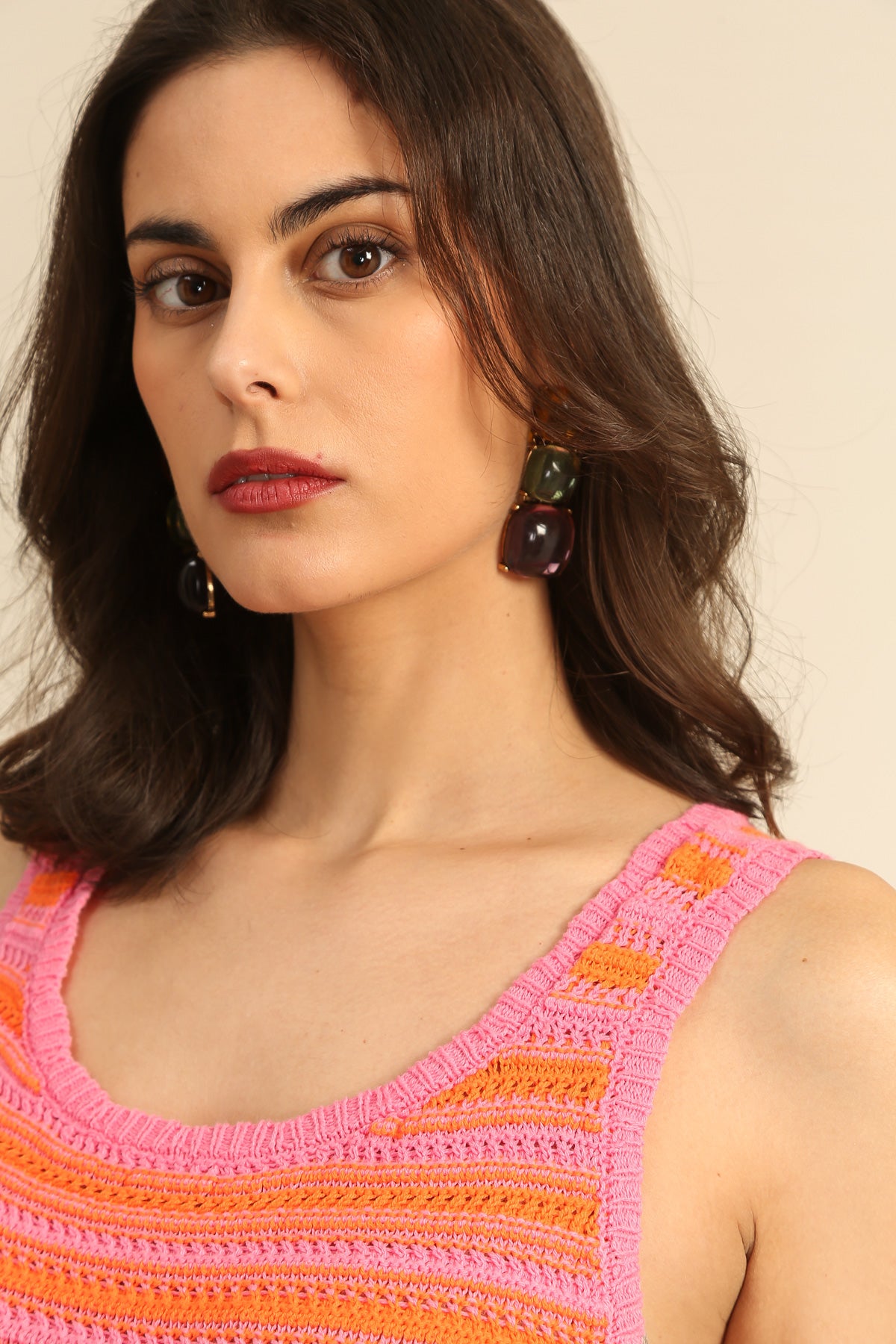 A1600 Vestido corto de punto a rayas multicolor sin mangas