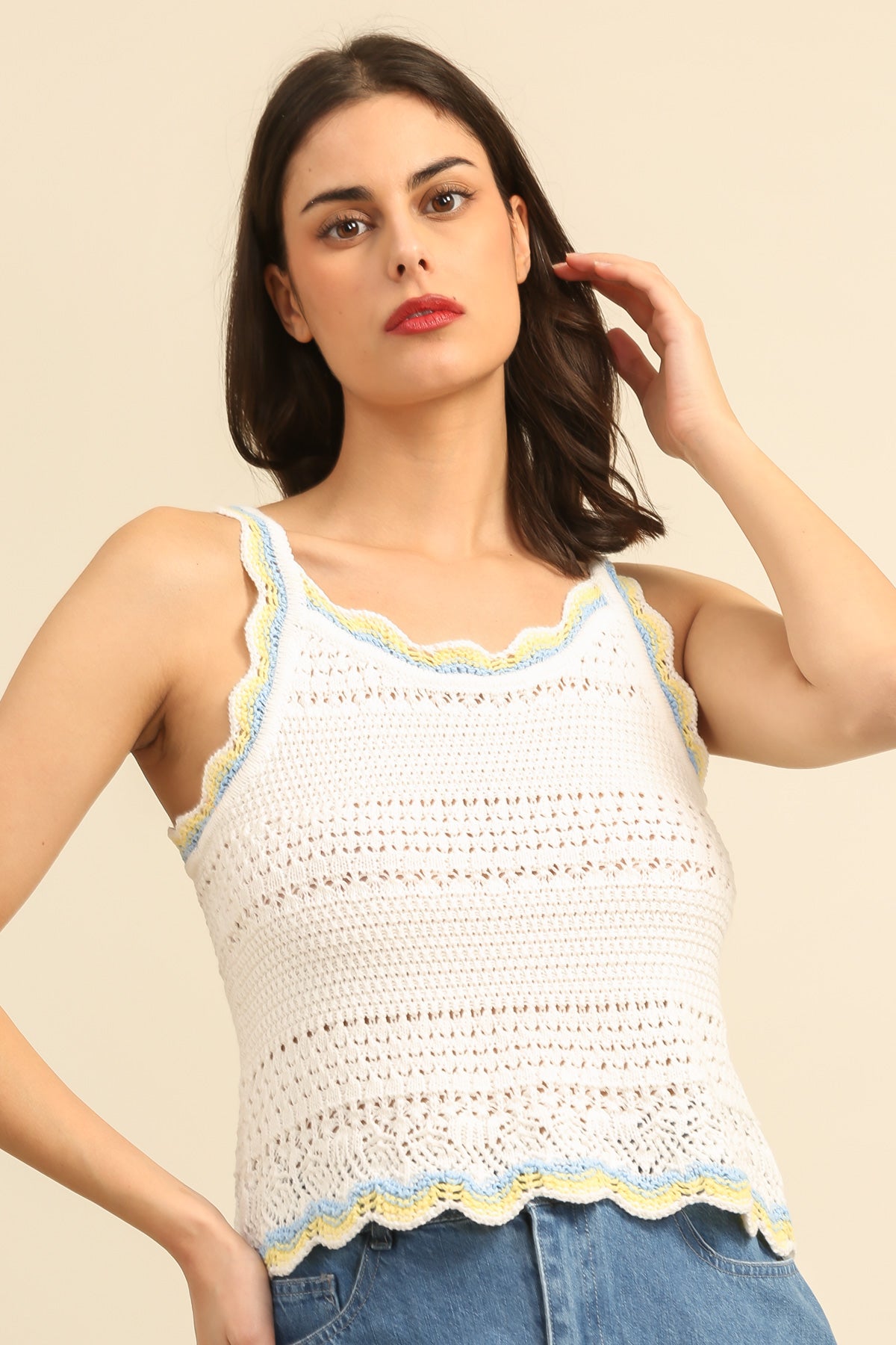 A1601 Top de malla de ganchillo blanco con bordes ondulados de colores