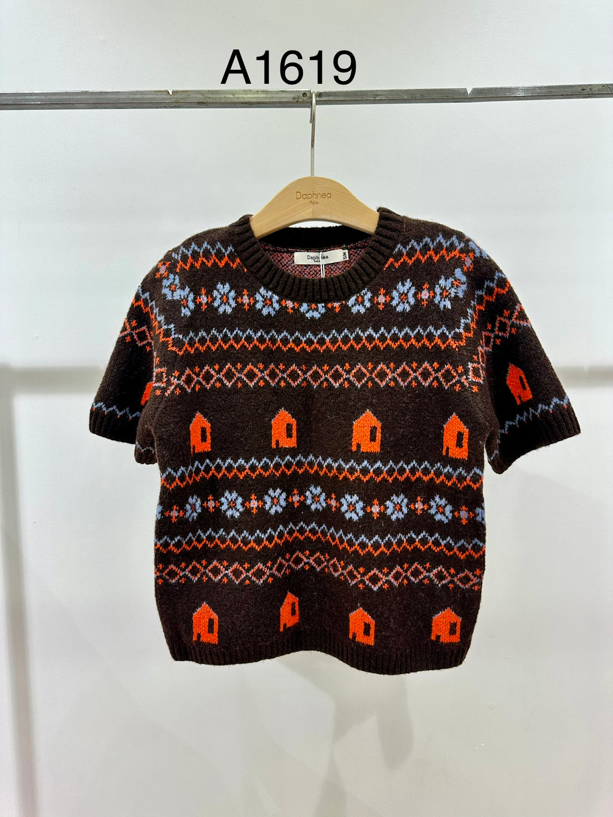 Short-Sleeve Knit Top with House Pattern - A1619